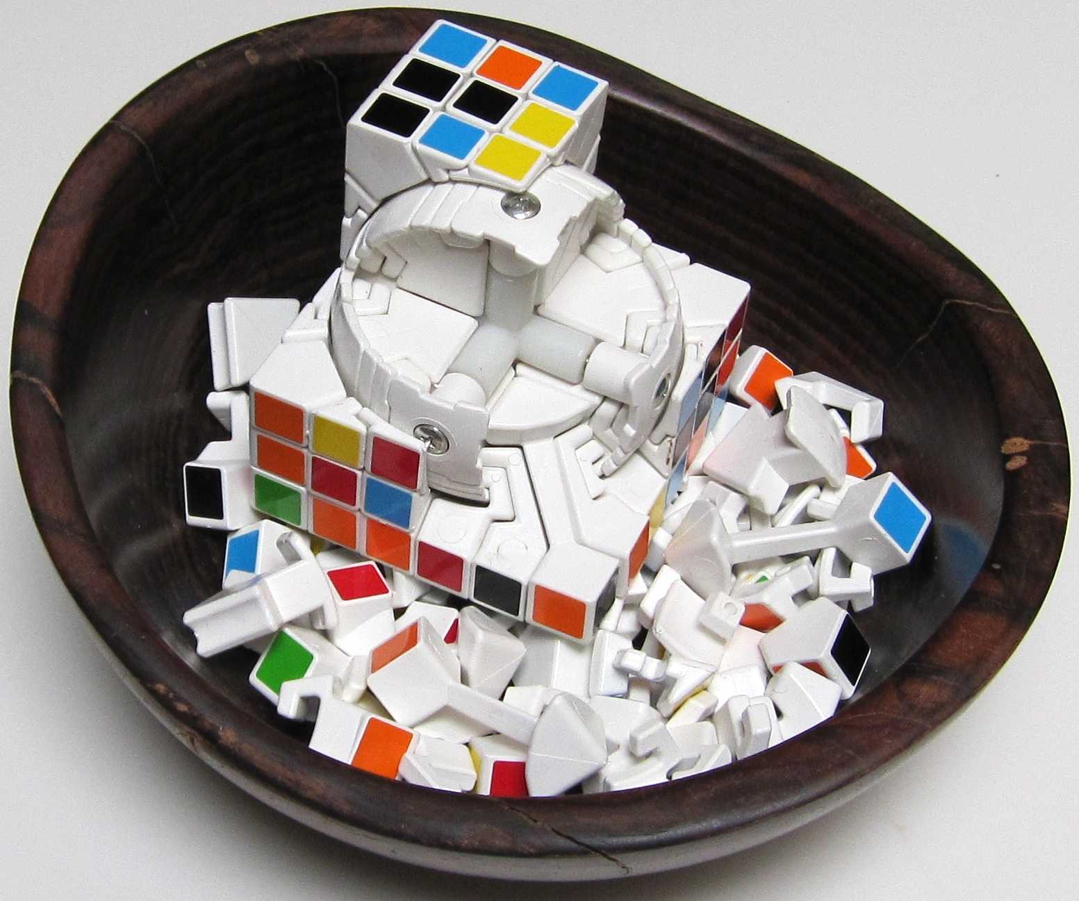Математики в шоке: оказывается, разобрать кубик рубика – гораздо сложнее, чем его собрать!
