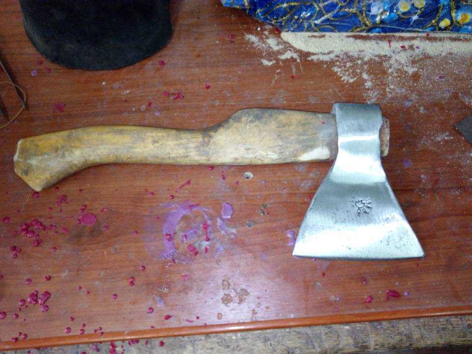 Как правильно насадить топор на топорище